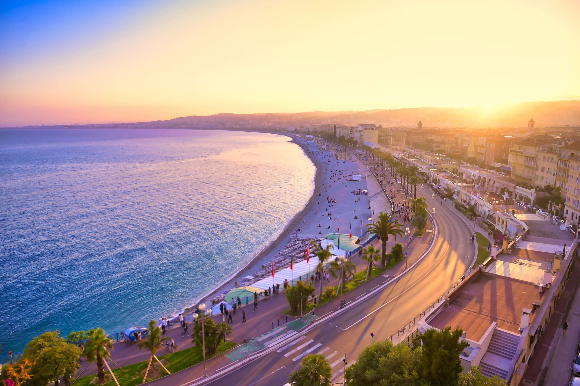 La Promenade des Anglais et la Baie des Anges au coucher du soleil, Nice