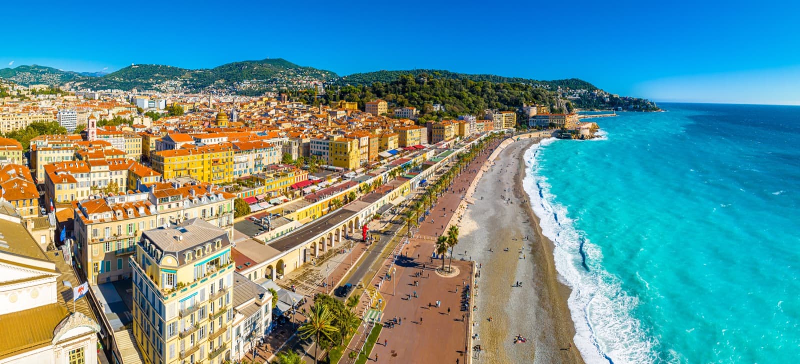 La Promenade des Anglais, le long de la Baie des Anges.