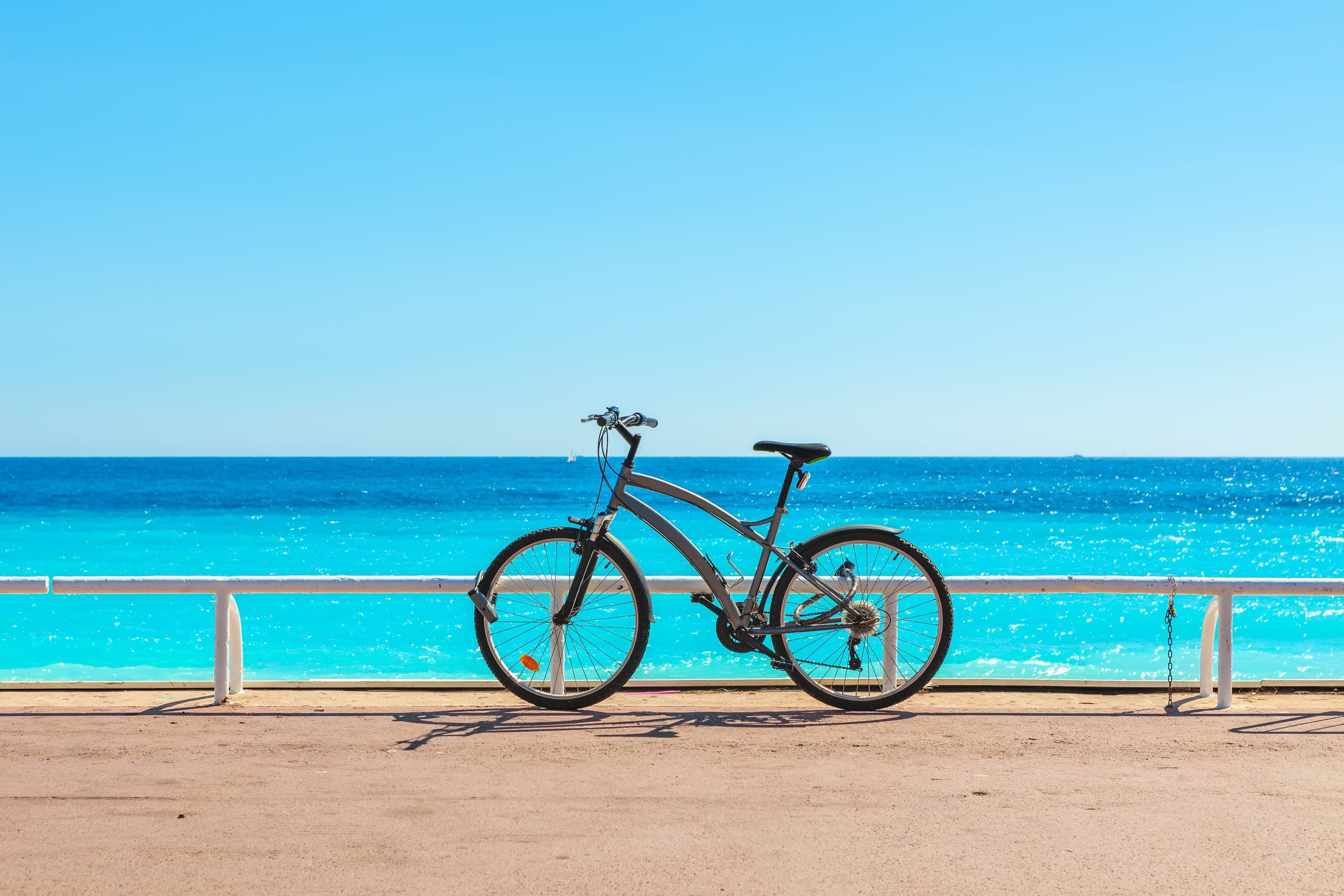 Cycliste le long de la Promenade des Anglais, Nice