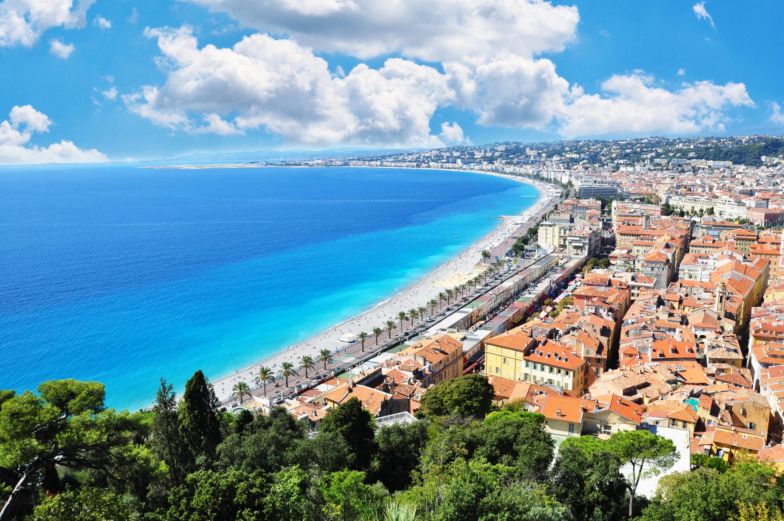Les toits et les immeubles du Vieux-Nice descendant vers la Baie des Anges