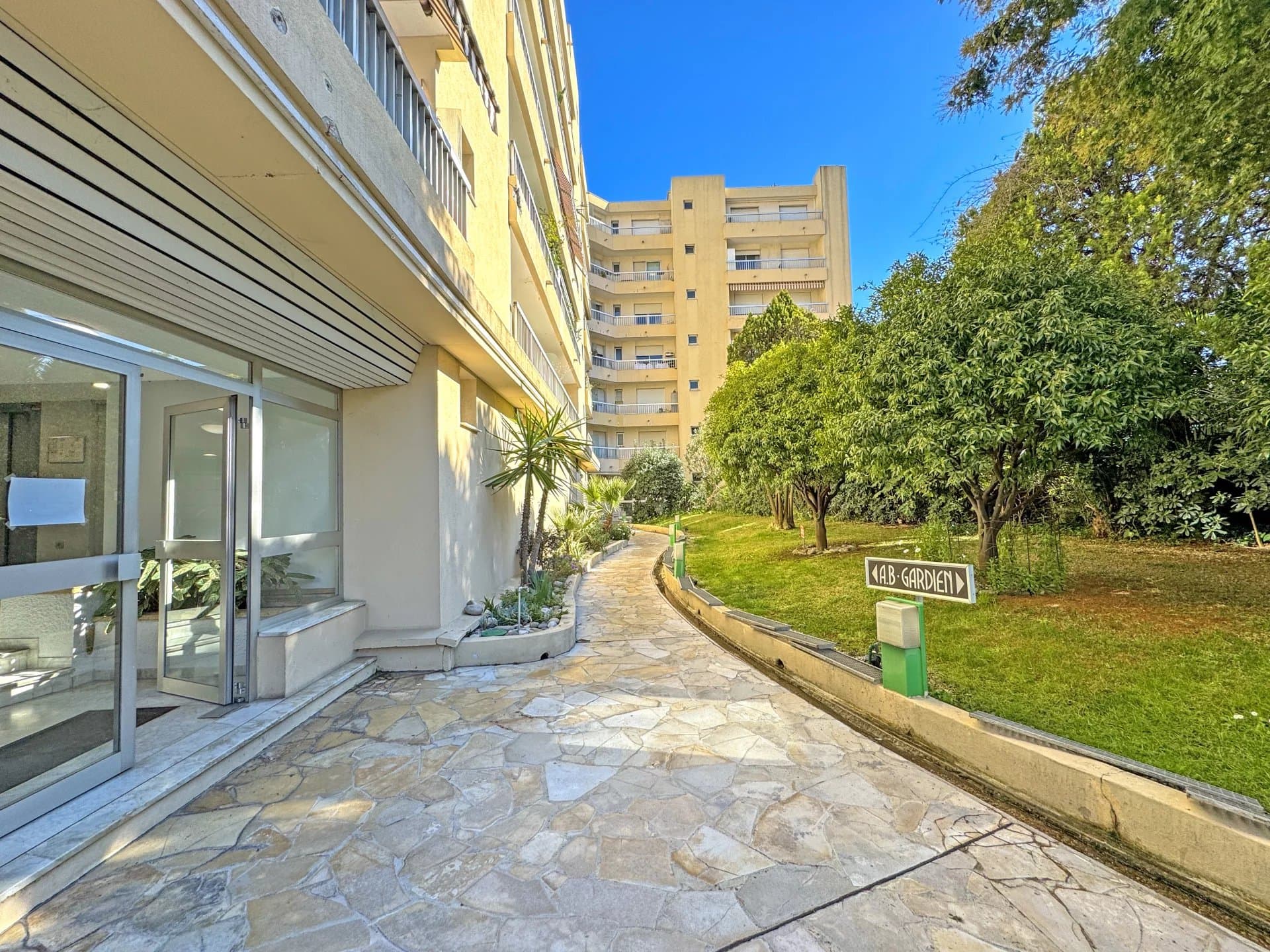 2/3 pièces élégant, beaux volumes, terrasse avec aperçu mer, coeur de Nice