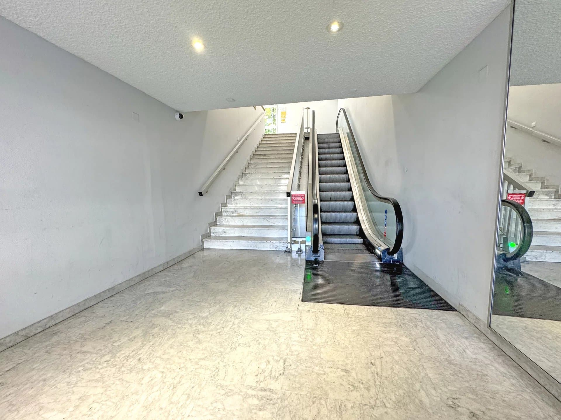 2/3 pièces élégant, beaux volumes, terrasse avec aperçu mer, coeur de Nice