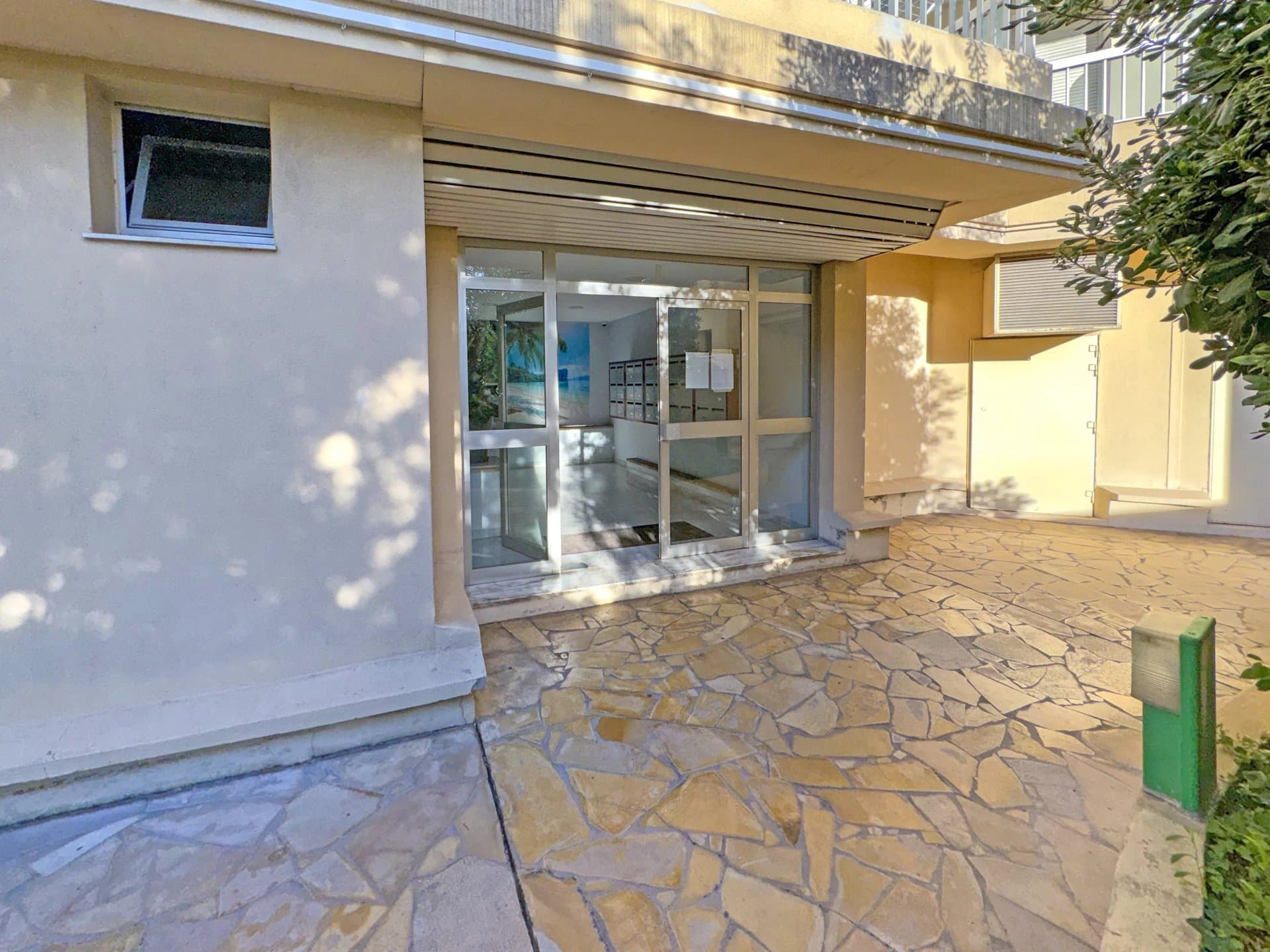 2/3 pièces élégant, beaux volumes, terrasse avec aperçu mer, coeur de Nice