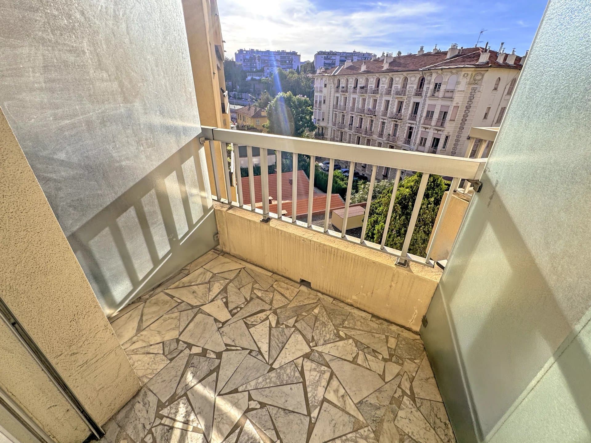 2/3 pièces élégant, beaux volumes, terrasse avec aperçu mer, coeur de Nice