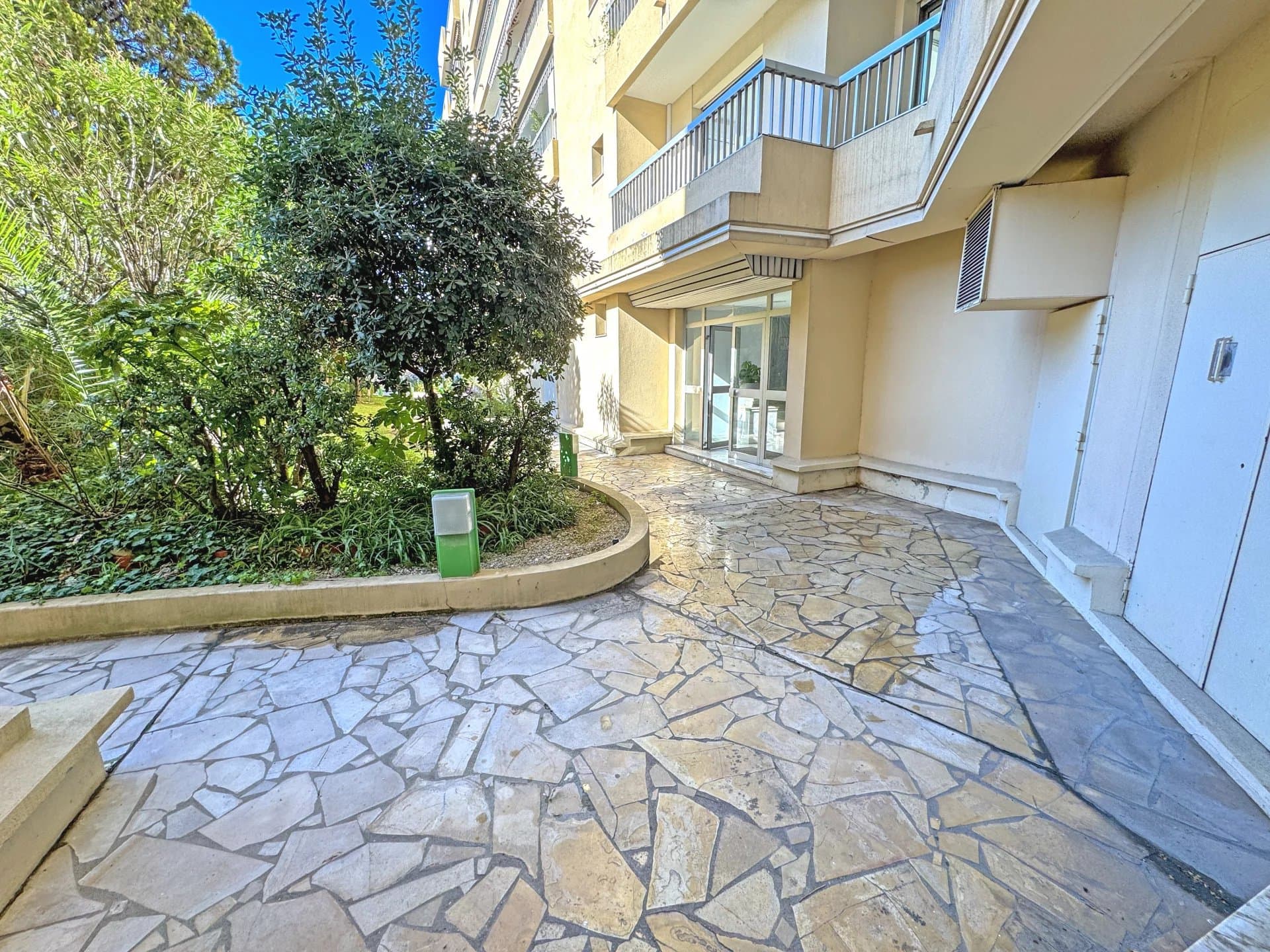 2/3 pièces élégant, beaux volumes, terrasse avec aperçu mer, coeur de Nice