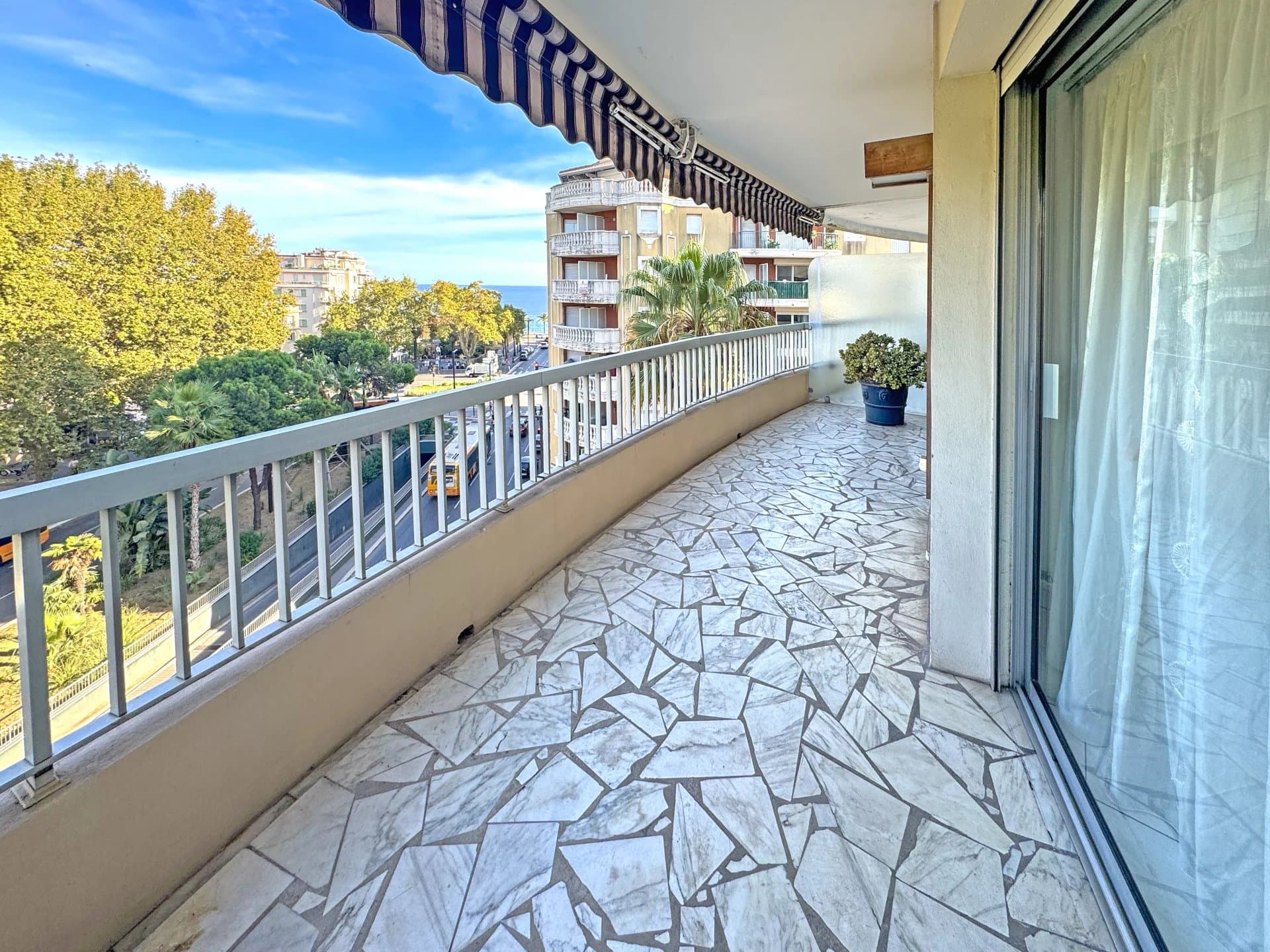 2/3 pièces élégant, beaux volumes, terrasse avec aperçu mer, coeur de Nice