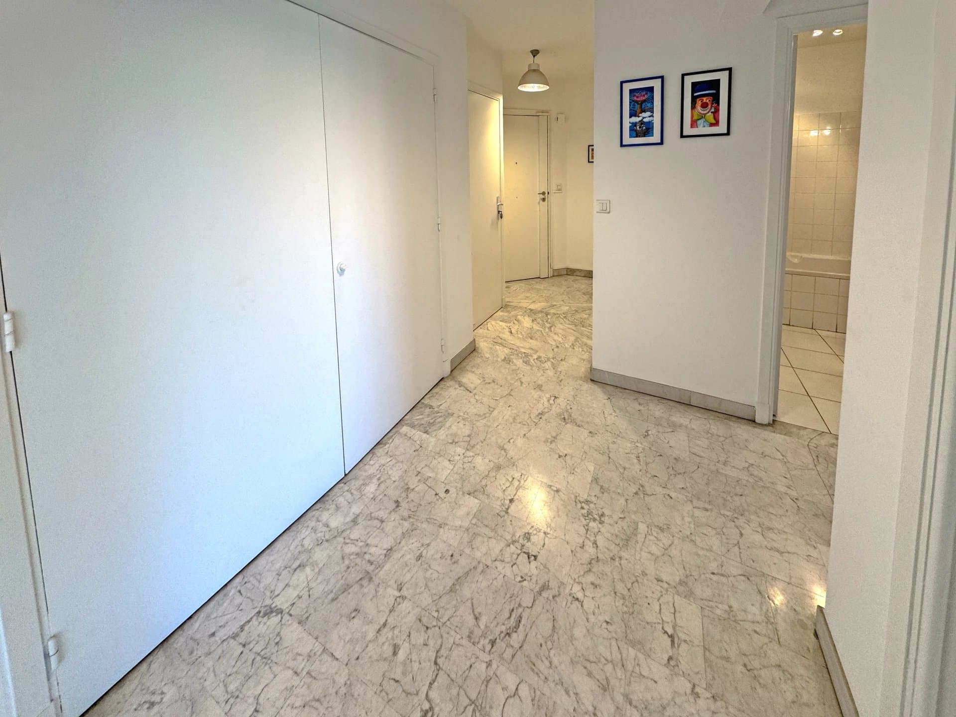 2/3 pièces élégant, beaux volumes, terrasse avec aperçu mer, coeur de Nice