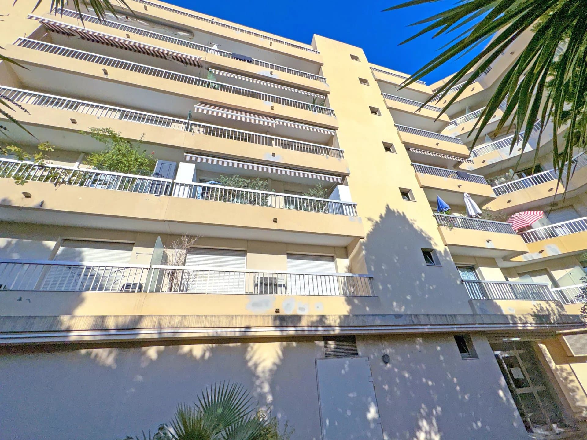 2/3 pièces élégant, beaux volumes, terrasse avec aperçu mer, coeur de Nice