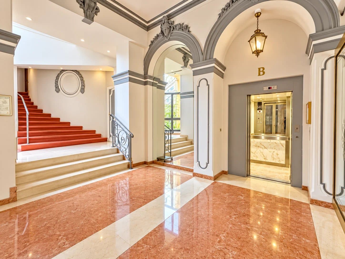 GRAND HÔTEL – DERNIER ÉTAGE – 3 PIÈCES – 113 M² – TERRASSE EXPOSÉE SUD (35,75 M²) – VUE PANORAMIQUE