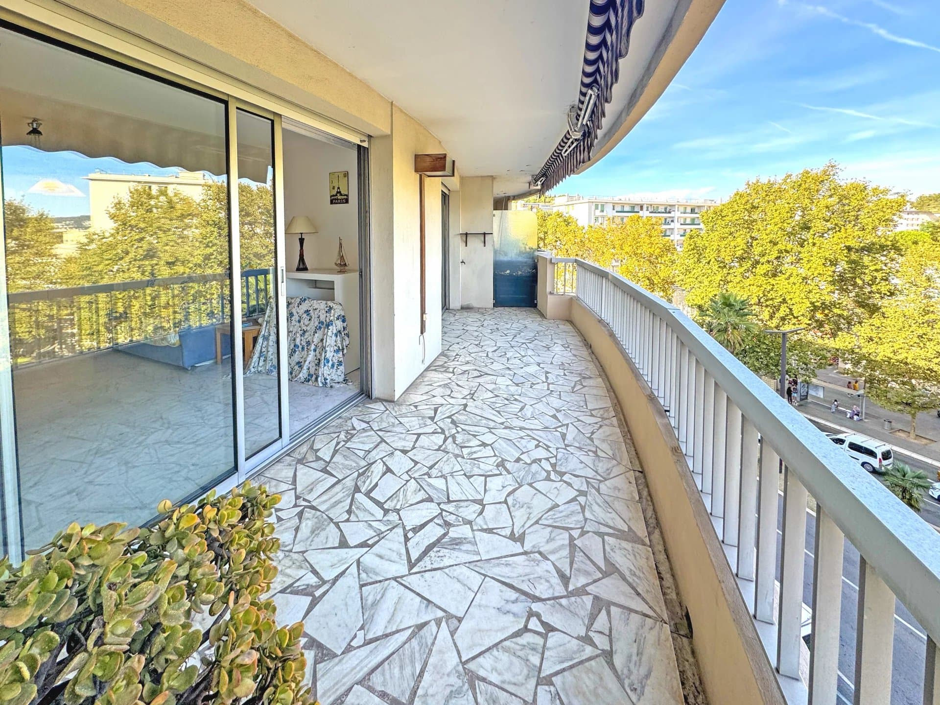 2/3 pièces élégant, beaux volumes, terrasse avec aperçu mer, coeur de Nice