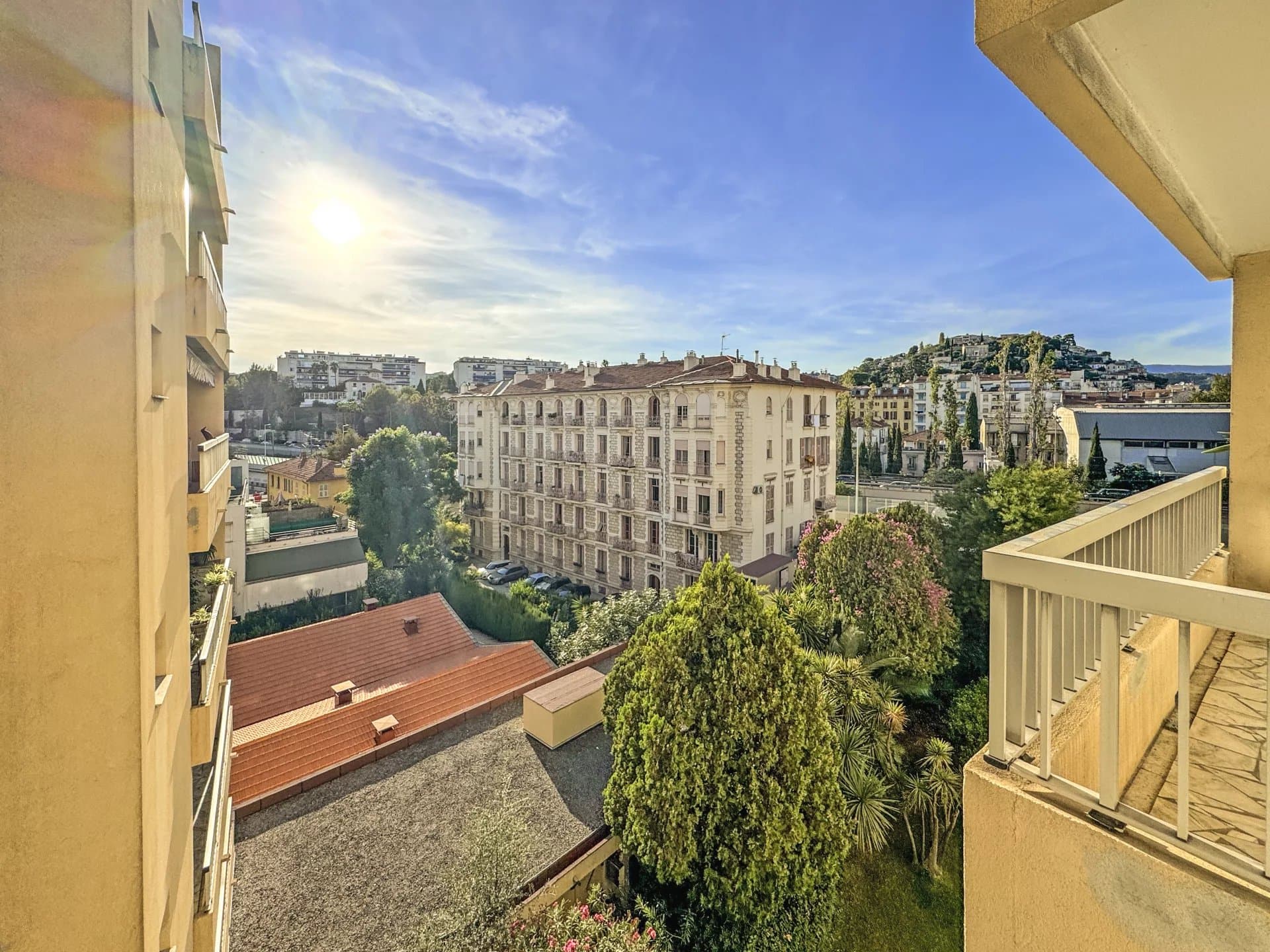 2/3 pièces élégant, beaux volumes, terrasse avec aperçu mer, coeur de Nice