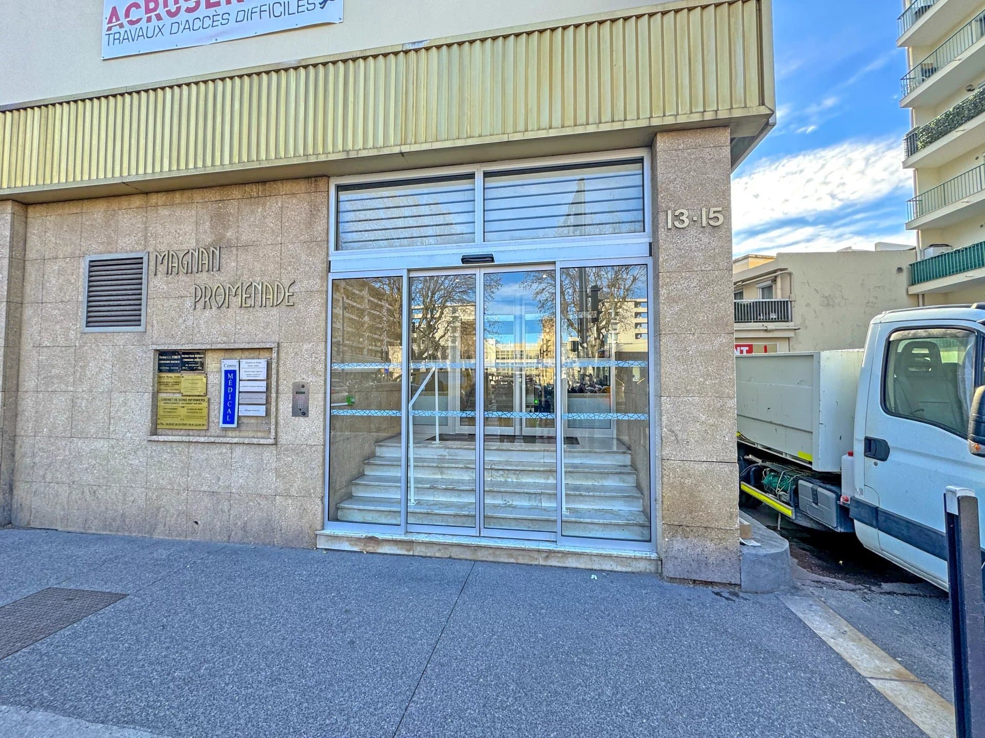 2/3 pièces élégant, beaux volumes, terrasse avec aperçu mer, coeur de Nice
