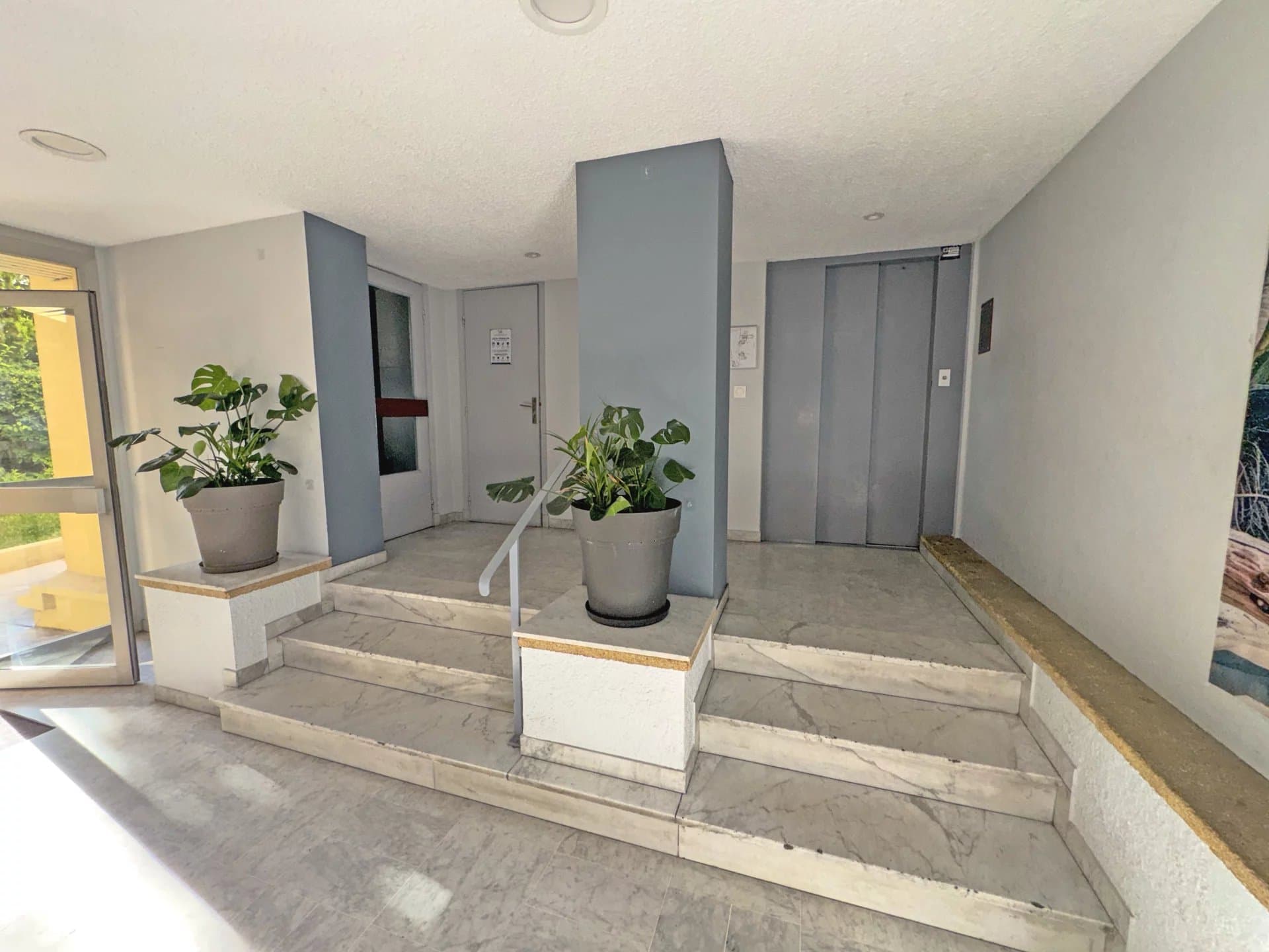 2/3 pièces élégant, beaux volumes, terrasse avec aperçu mer, coeur de Nice